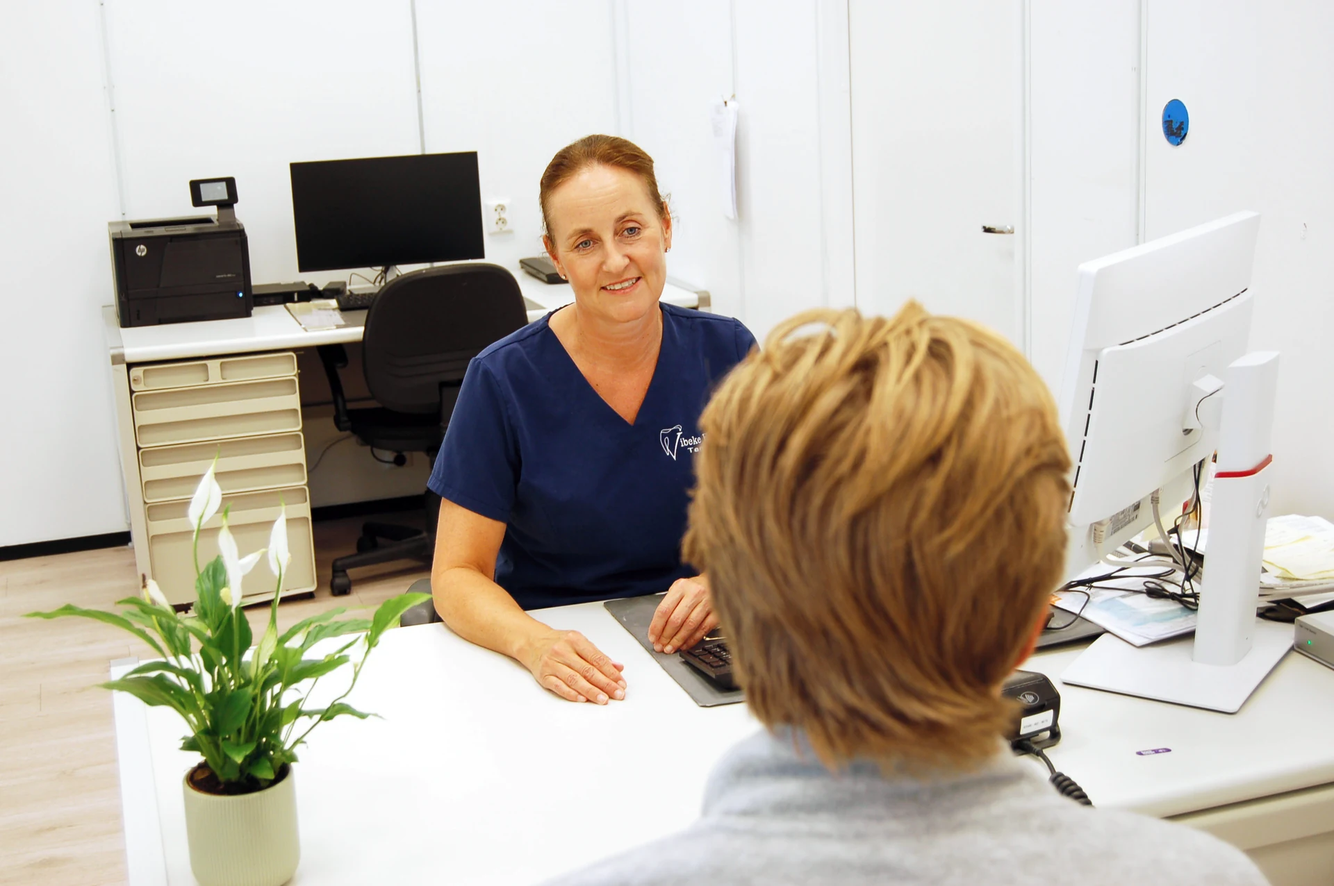 Vibeke Fornes i samtale med en pasient på klinikken
